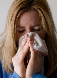 Počet nemocných s chřipkou a akutními infekcemi dýchacích cest v Česku za uplynulý týden klesl pod hranici epidemie