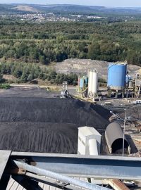 Z ochozů elektrárny, z výšky 92 metrů, je vidět do Německa, kde kouří několik uhelných elektráren