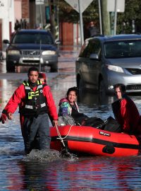 Záchranáři evakuují obyvatele ve člunu po záplavách ve státě New York