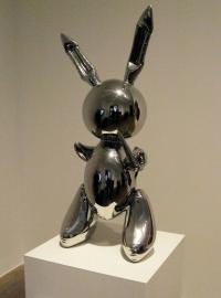 Socha Zajíc od amerického umělce Jeffa Koonse se vydražila za více než 91,1 milionu dolarů.