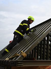 Mostová souprava, kterou hasiči odvezou do Slovinska na pomoc s povodněmi
