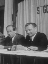Snímek zachycuje schůzi funkcionářů KSČ. Mezi sedícími je Klement Gottwald (druhý zprava) a vedle něho Antonín Zápotocký (třetí zprava). Podle uvedené datace pochází fotografie ze září 1947, tedy z doby, kdy Gottwald zastával funkci předsedy vlády, ale ještě před únorem roku 1948.