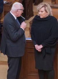 Alena Schillerová a Jaroslav Faltýnek (oba hnutí ANO) ve Sněmovně