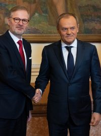 Premiér Petr Fiala společně se svým polským protějškem Donaldem Tuskem zapózovali novinářům ve Strakově akademii
