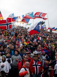 Na tribunách byla přesila českých vlajek, ale dorazila opět spousta zahraničních fanoušků