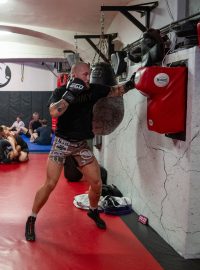 Dominik Humburger, voják a zároveň MMA zápasník, trénuje ve své domovské tělocvičně v Liberci