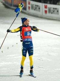 Sebastian Samuelsson se raduje ze zlaté medaile pro Švédsko