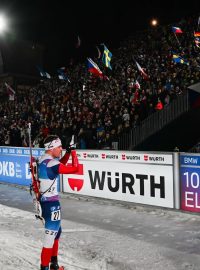 Český biatlonista Michal Krčmář děkuje divákům po sprintu na mistrovství světa v Novém Městě na Moravě